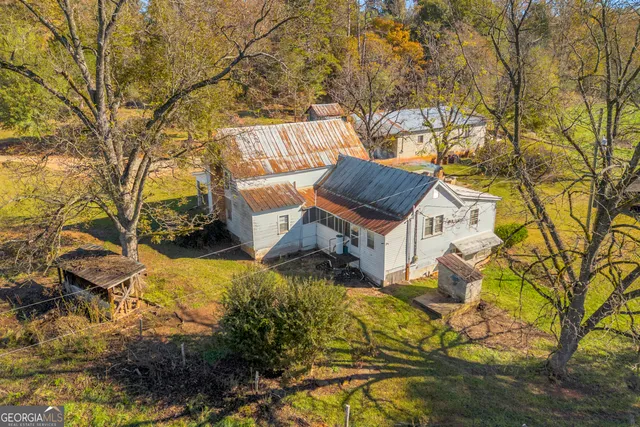 a view of a house with backyard and sitting area