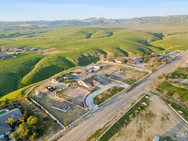 a view of living room washer and dryer