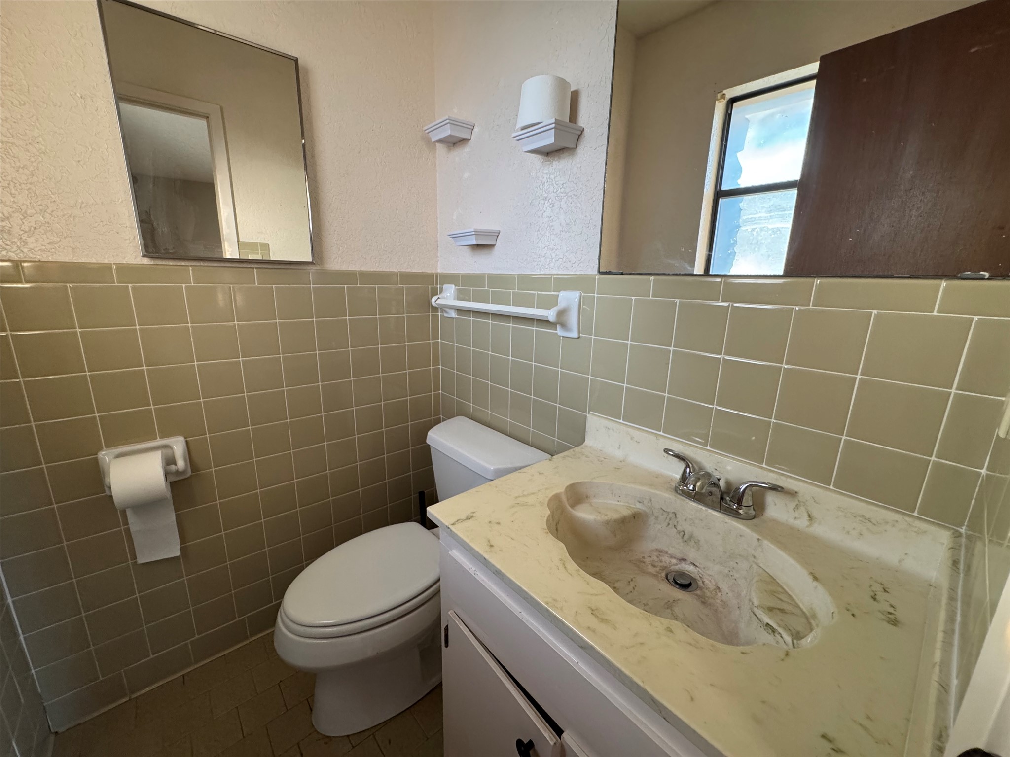 163 Robinson Road Lockhart, TX 78644 - Photo 17 of 21 a bathroom with a sink a toilet a mirror and shower