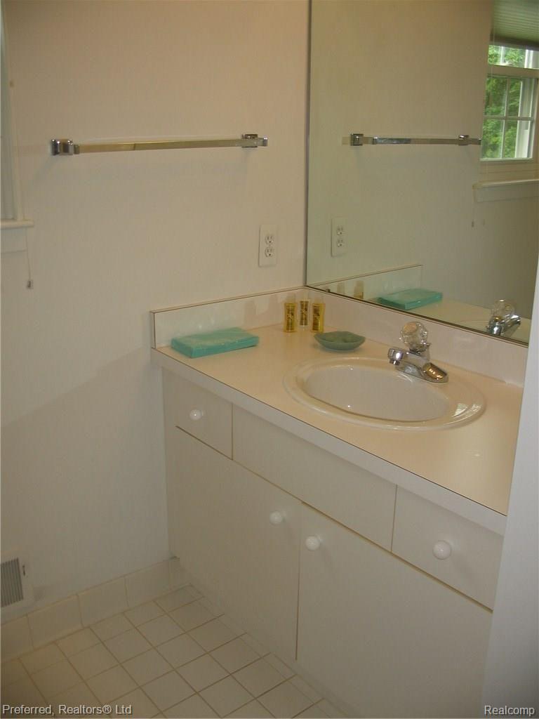 30812 Golden Ridge, Unit 171 Novi, MI 48377 - Photo 17 of 28 MASTER BATH