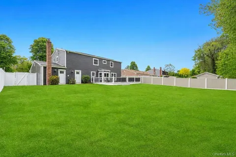 $899,999 | 20 Canterbury Court, Oakdale, NY 11769