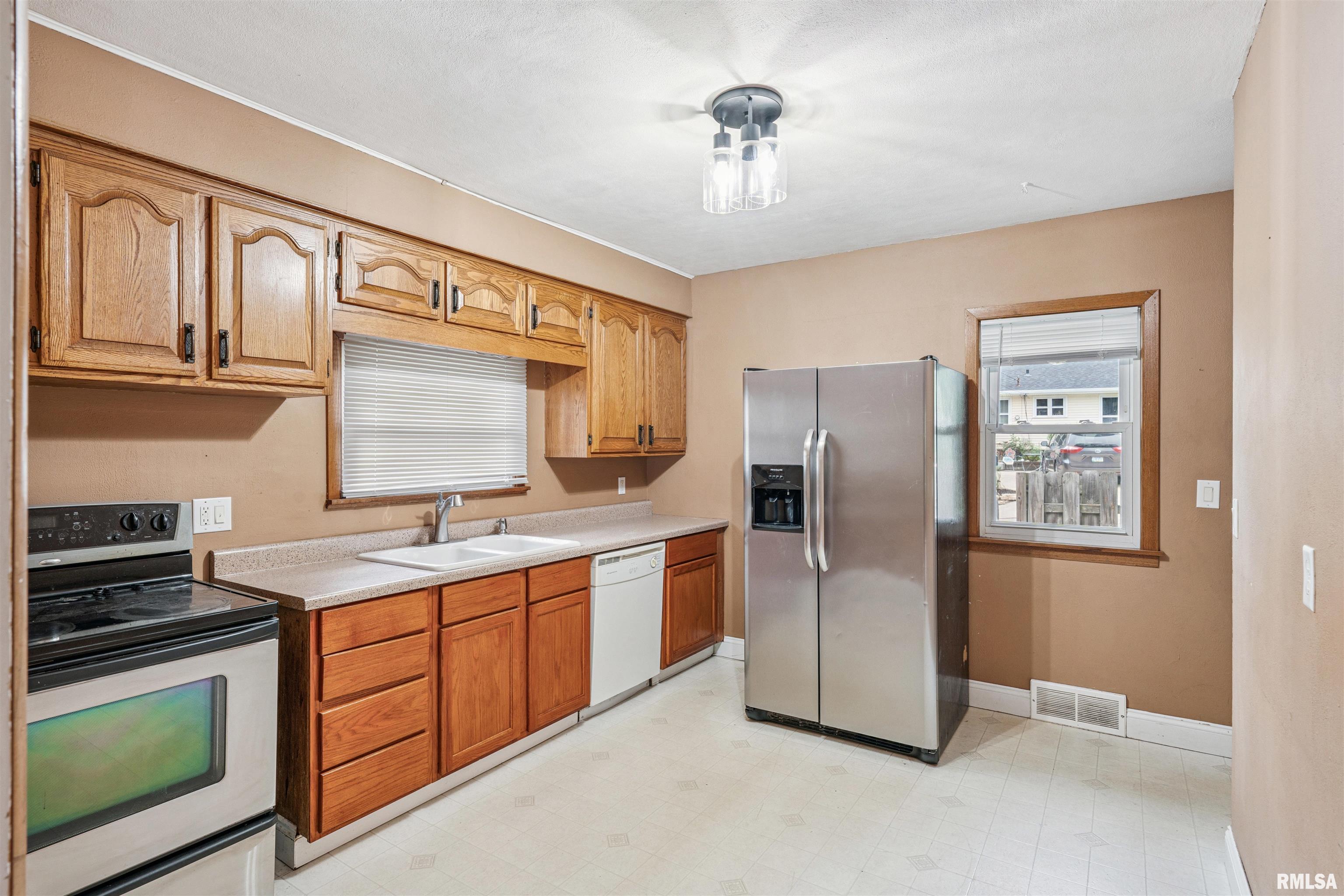 1704 Jersey Ridge Road Davenport, IA 52803 - Photo 8 of 25 Gallery Image 8