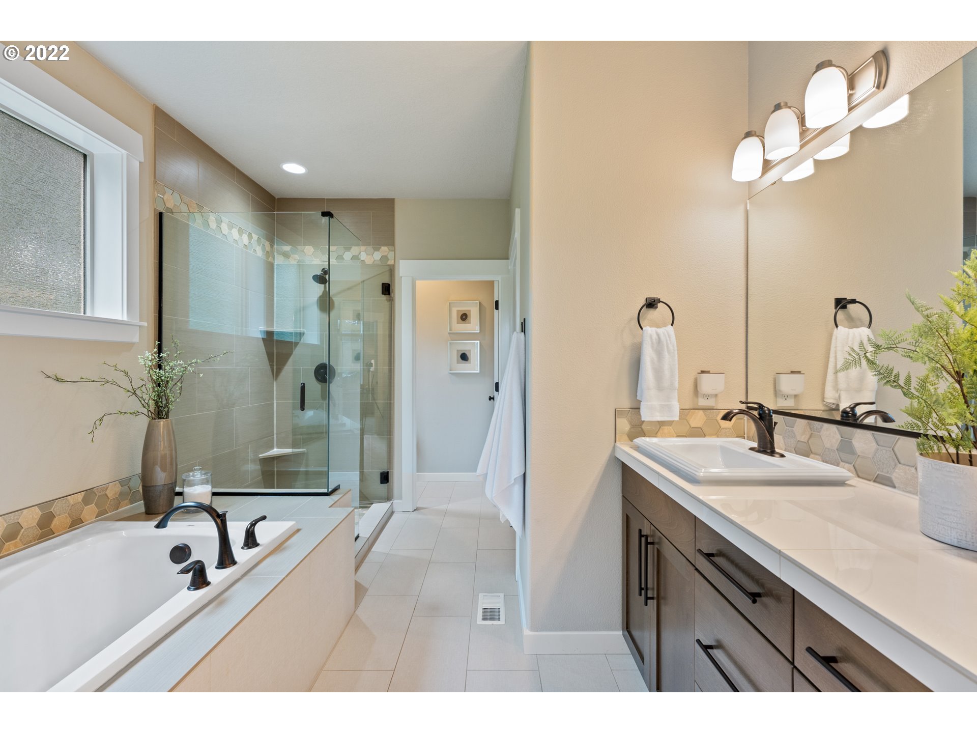14026 Southwest 118th Court Tigard, OR 97224 - Photo 21 of 31 a bathroom with a tub a sink and mirror