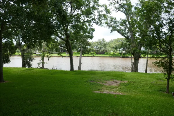 a view of yard with green space