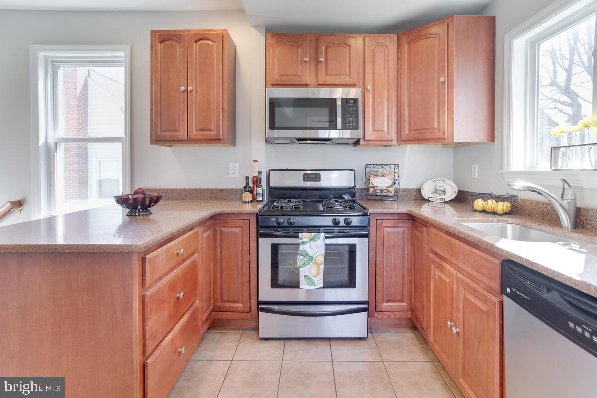 425 Shipley Road Linthicum Heights, MD 21090 - Photo 13 of 45 kitchen-ceramic tile flooring, gas stove