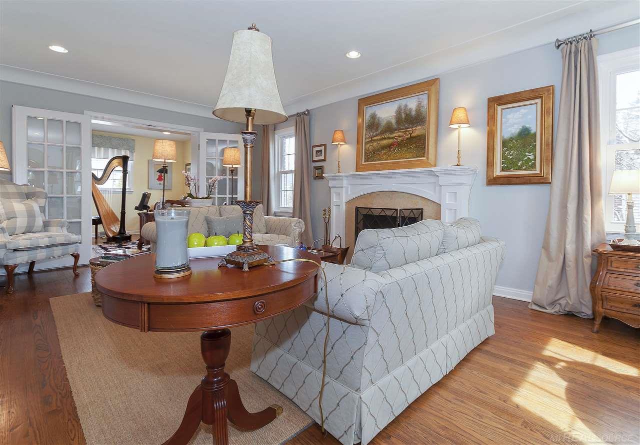 1652 Hawthorne Road Grosse Pointe Woods, MI 48236 - Photo 5 of 55