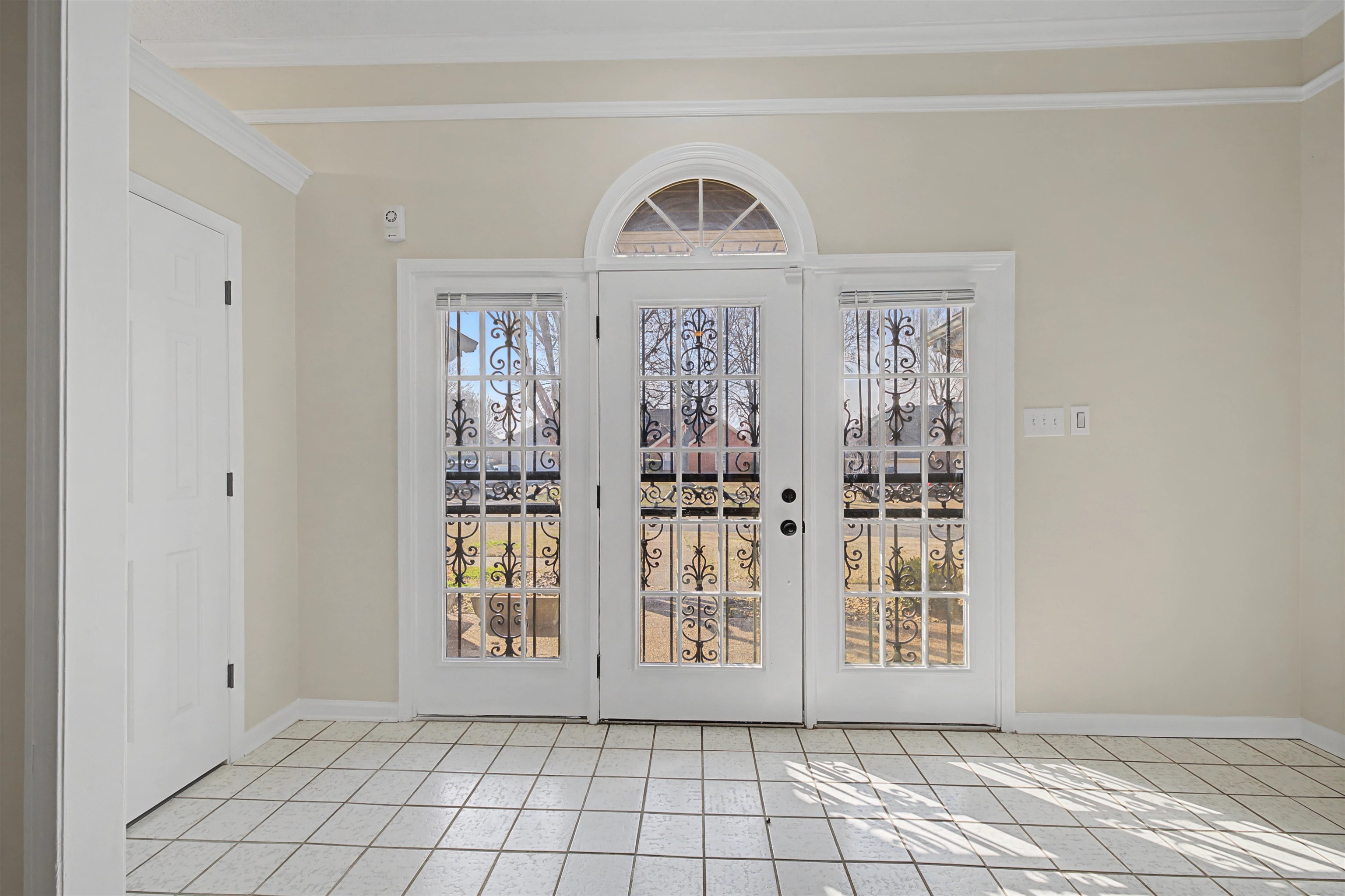 8208 Clinton Way Cove Memphis, TN 38018 - Photo 10 of 31 an empty room with windows