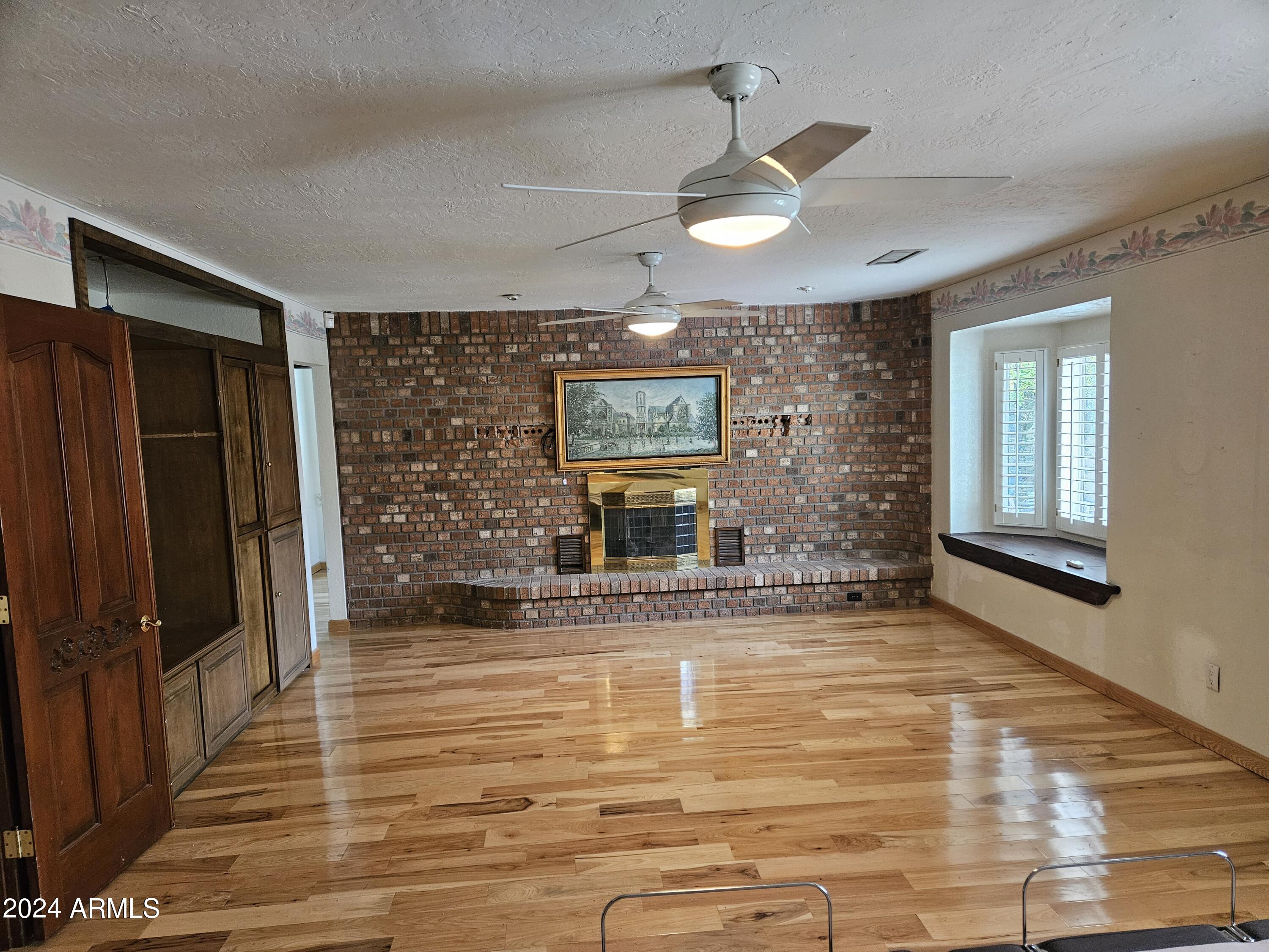 948 East Grandview Road Phoenix, AZ 85022 - Photo 18 of 43 a view of a hallway with front door