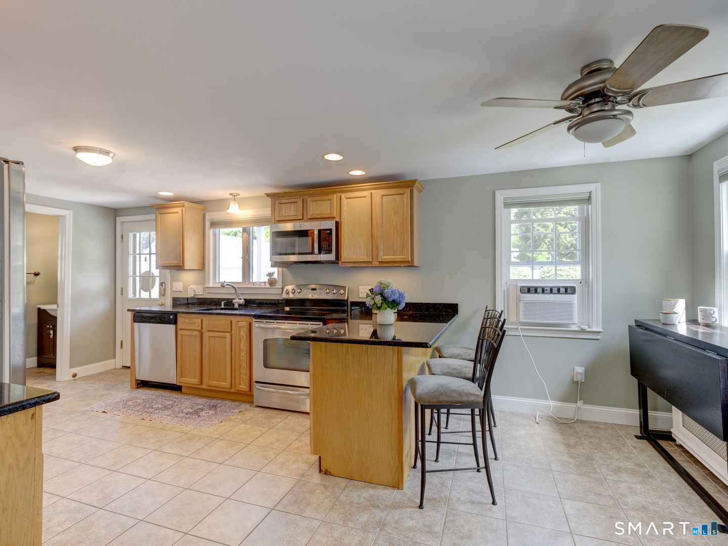137 Green Road Manchester, CT 06042 - Photo 3 of 37