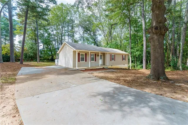 a view of a house with a backyard