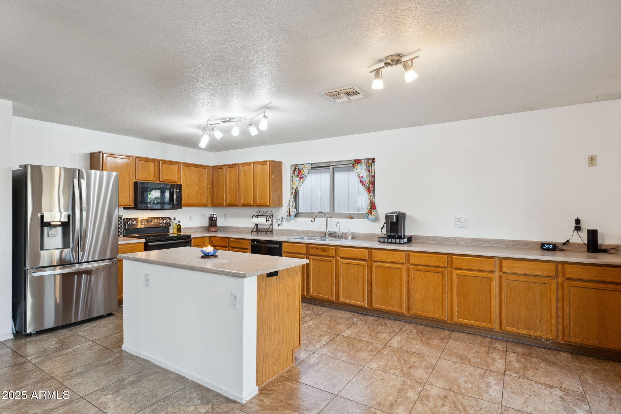263 South Del Rancho Mesa, AZ 85208 - Photo 6 of 34 Open Kitchen Concept w/ Island