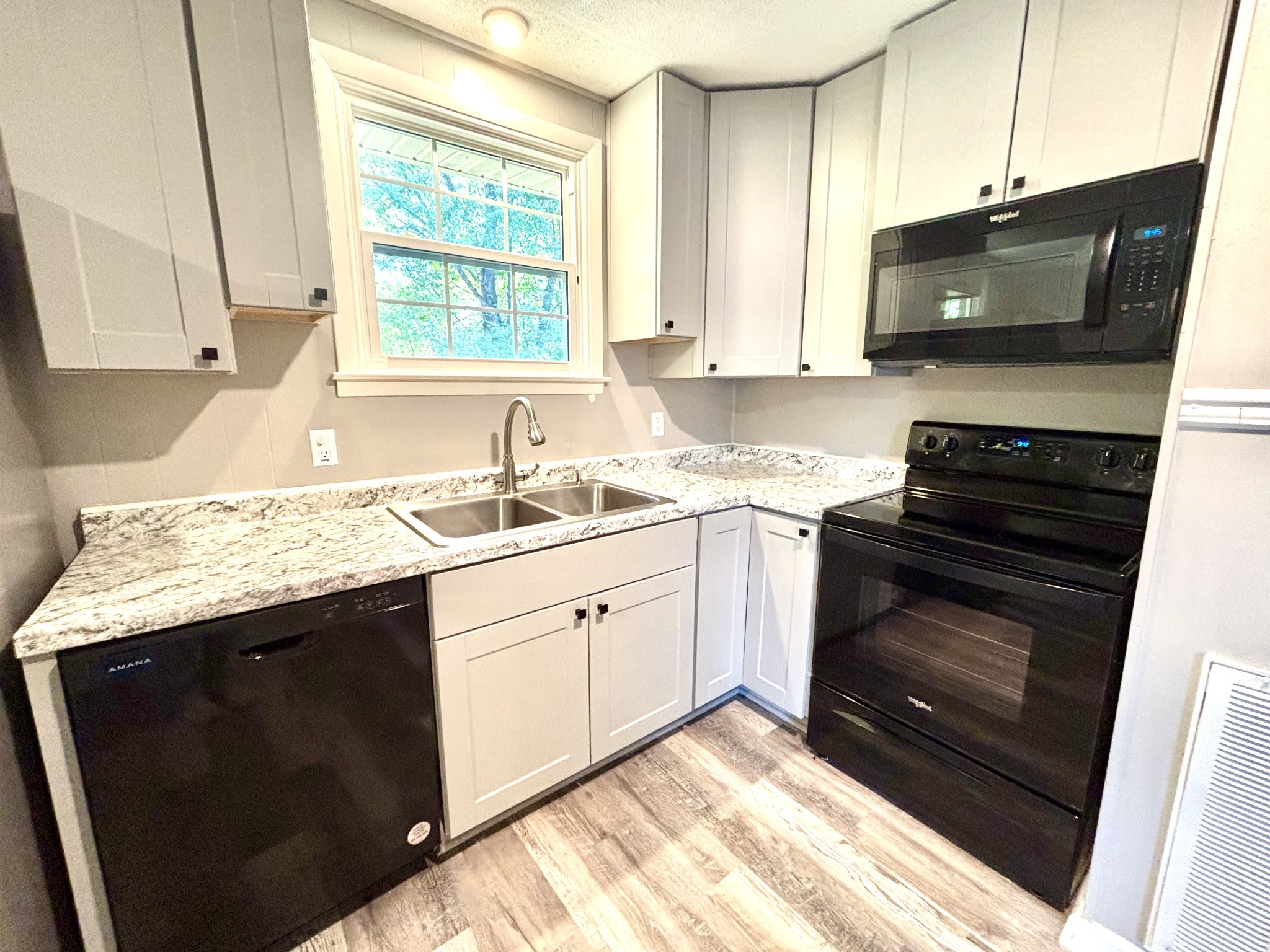 623 Lafayette Road Clarksville, TN 37042 - Photo 5 of 12 a kitchen with a sink stove and microwave