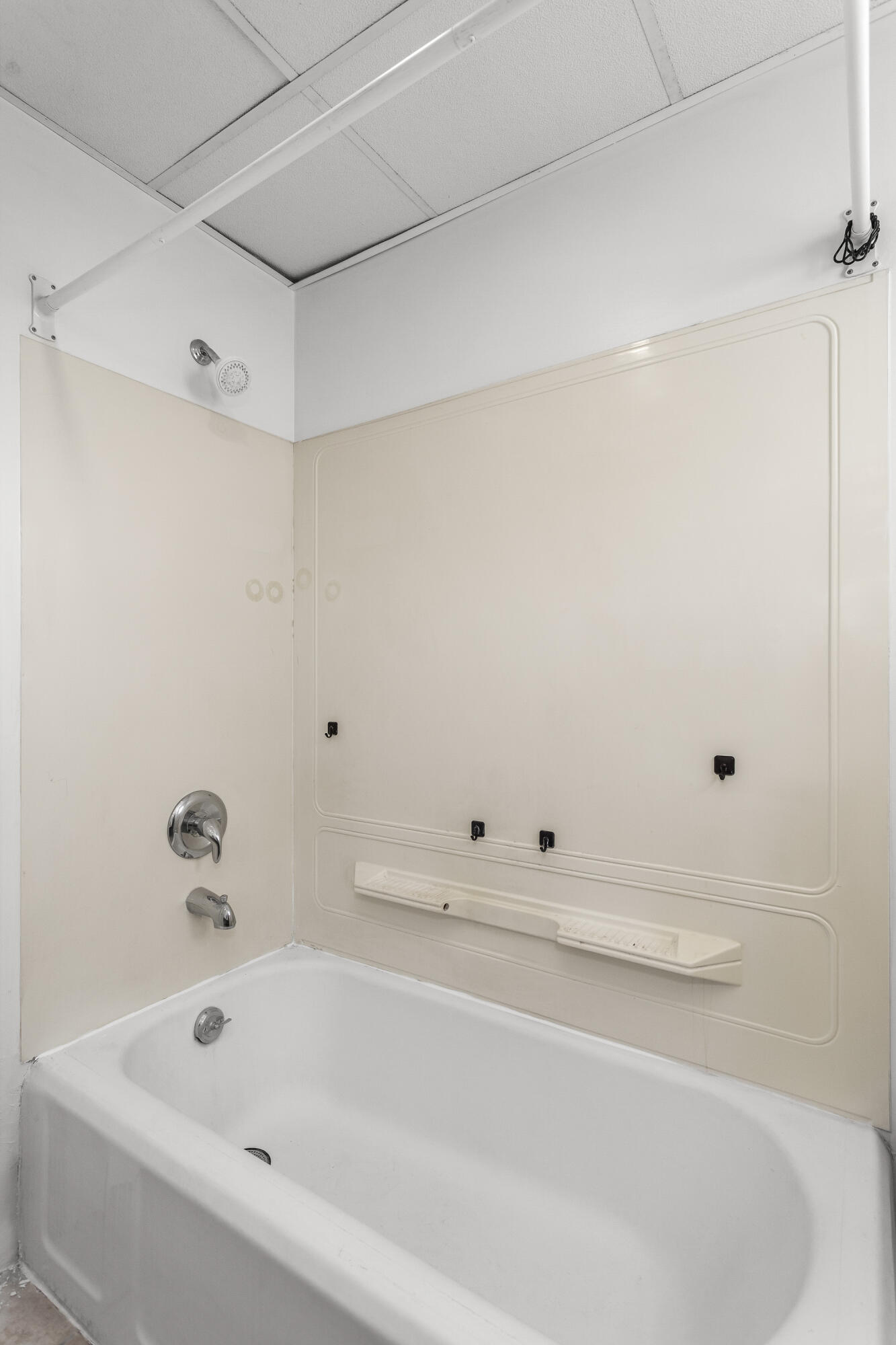 400 South 4th Street Watertown, WI 53094 - Photo 11 of 42 Full bath, shower over tub, main