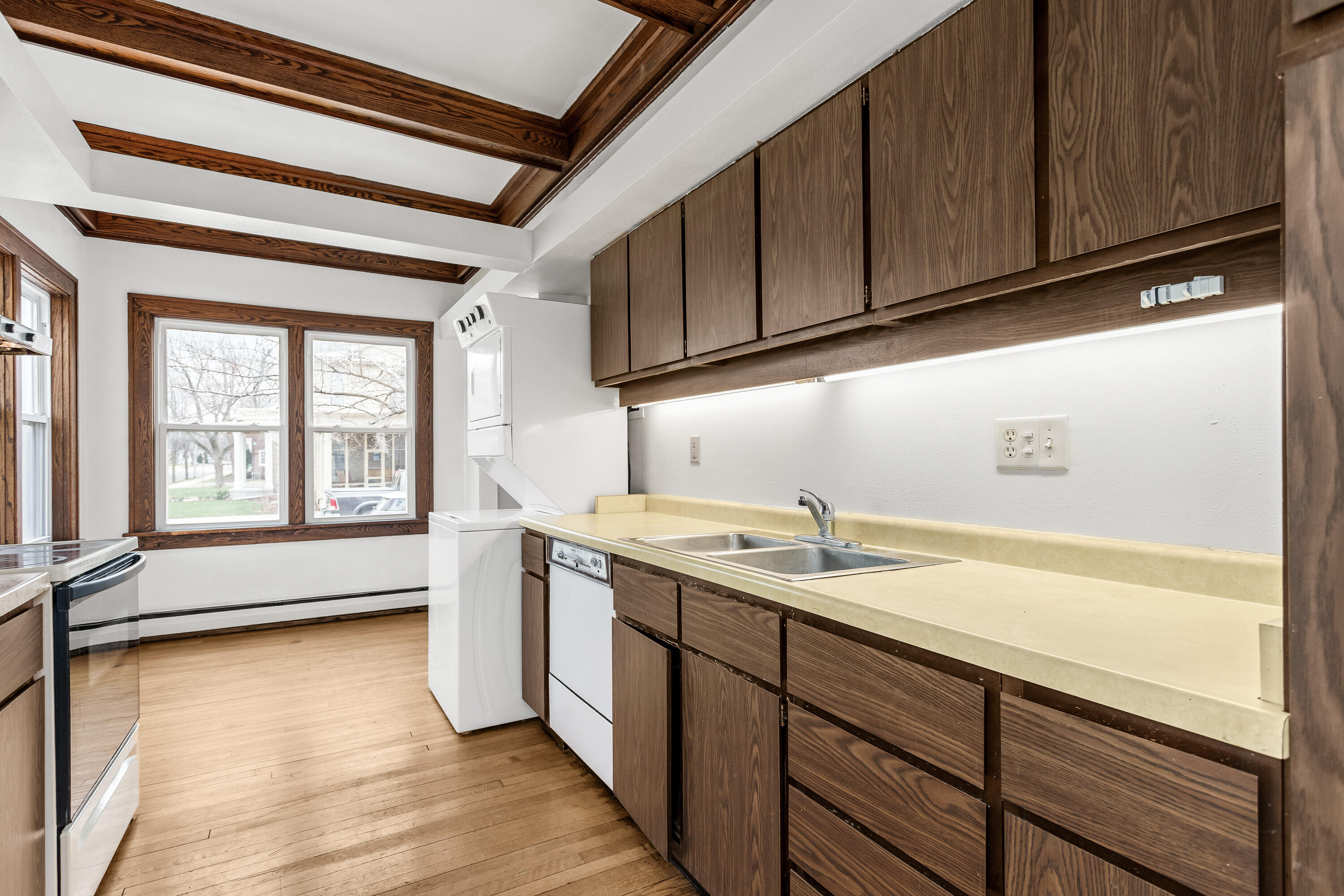 400 South 4th Street Watertown, WI 53094 - Photo 5 of 42 Kitchen, with laundry, main