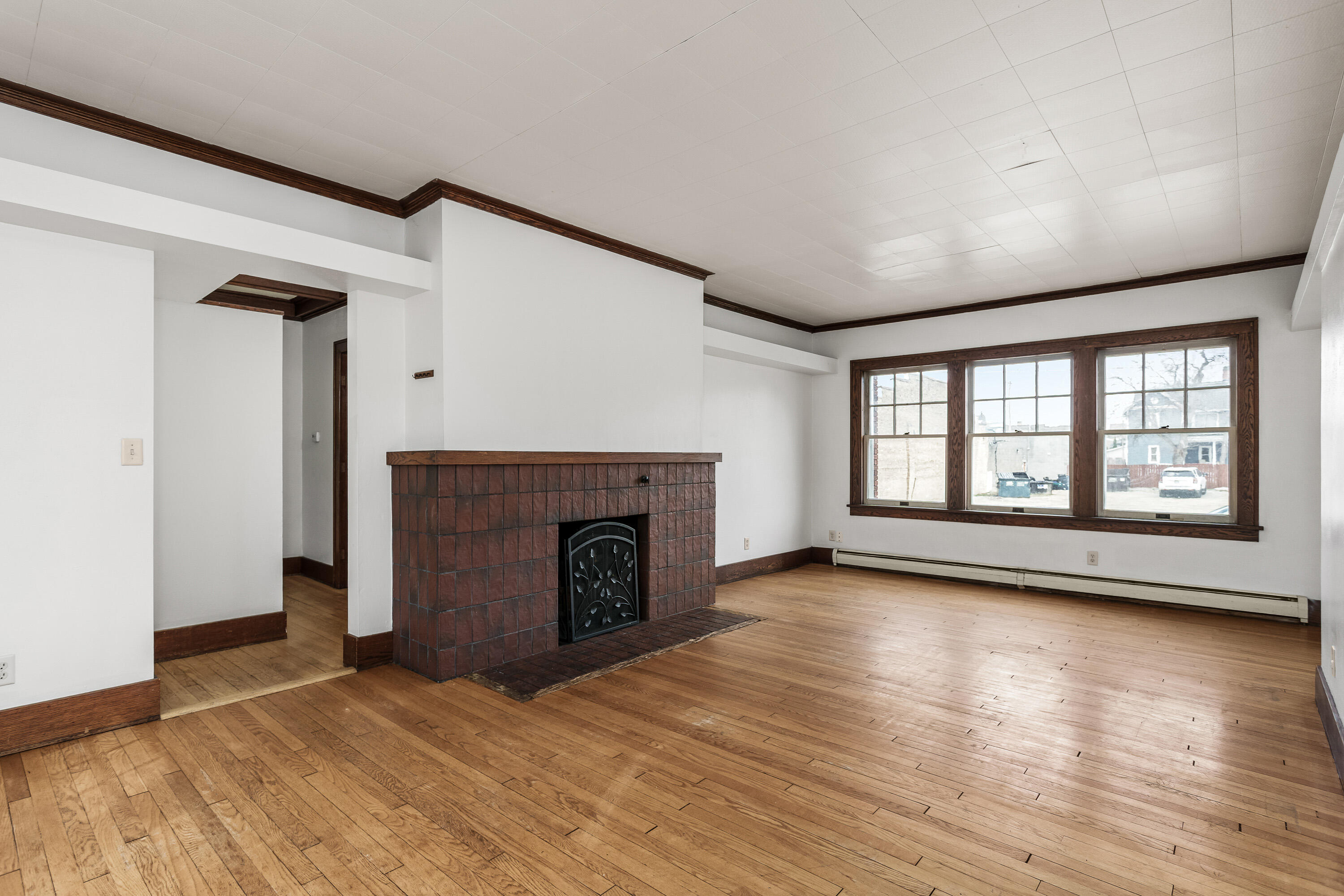 400 South 4th Street Watertown, WI 53094 - Photo 8 of 42 Living room hardwood flooring, main