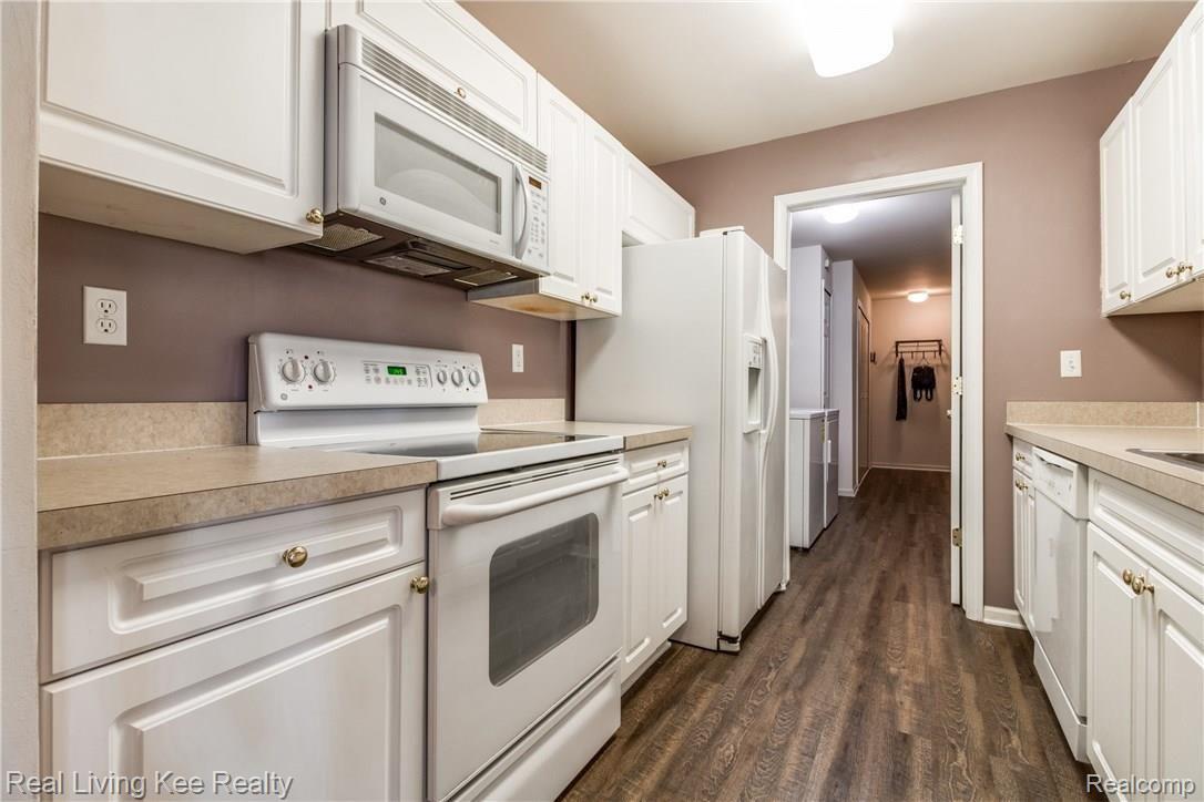 3393 Tremonte Circle, Unit 204 Rochester, MI 48306 - Photo 16 of 40 Interiors (20 of 29).jpg