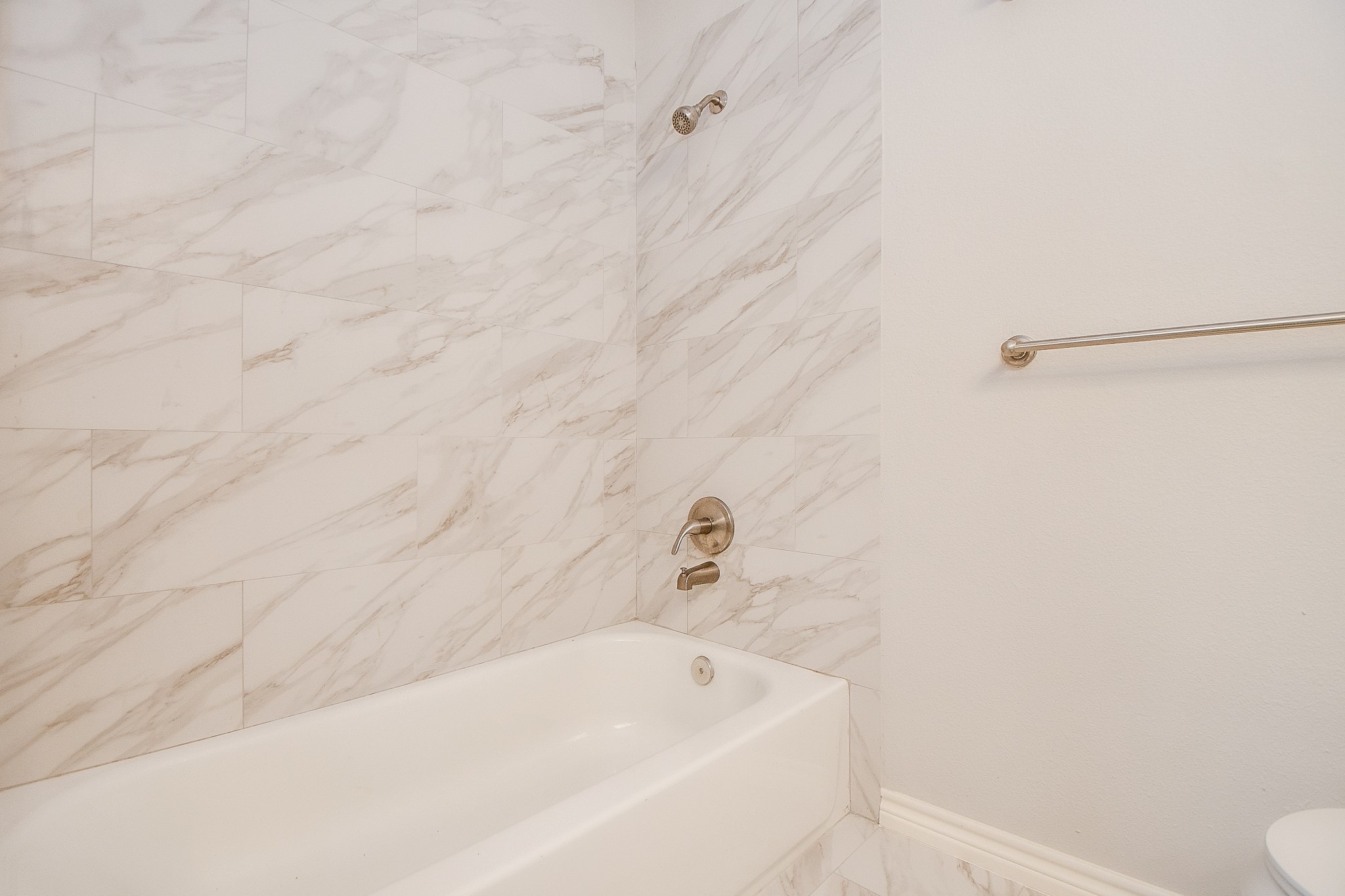 8085 El Mundo Street, Unit 8085 Houston, TX 77054 - Photo 22 of 32 a bathroom with a white bath tub and a shower