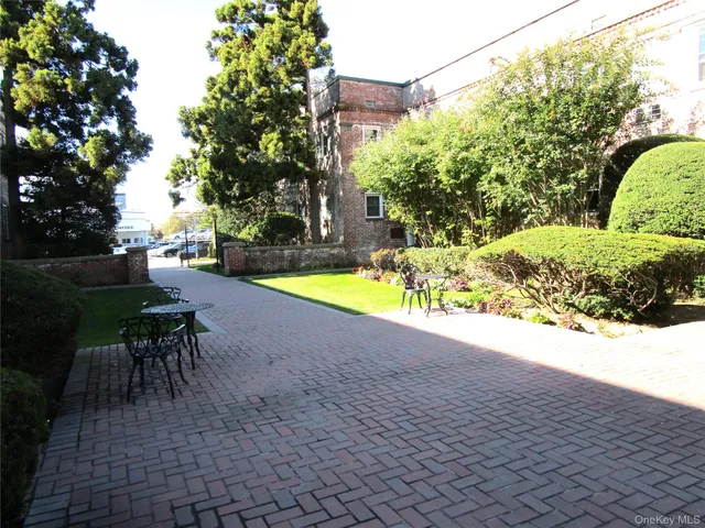 $338,000 | 43 North Forest Avenue, Unit C23, Rockville Centre, NY 11570