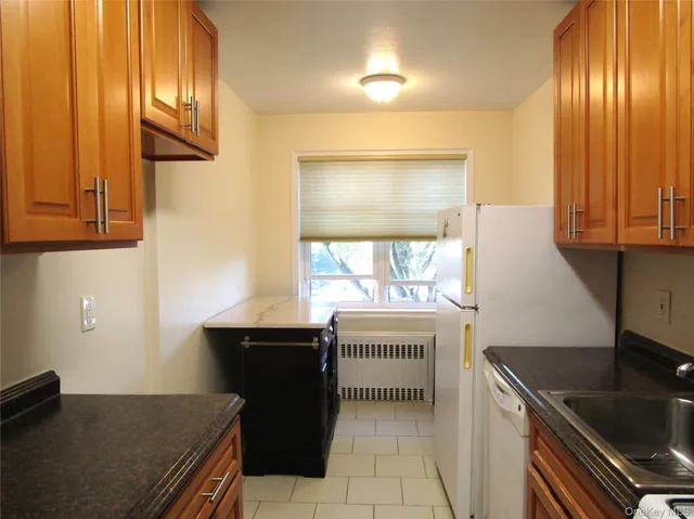 $338,000 | 43 North Forest Avenue, Unit C23, Rockville Centre, NY 11570