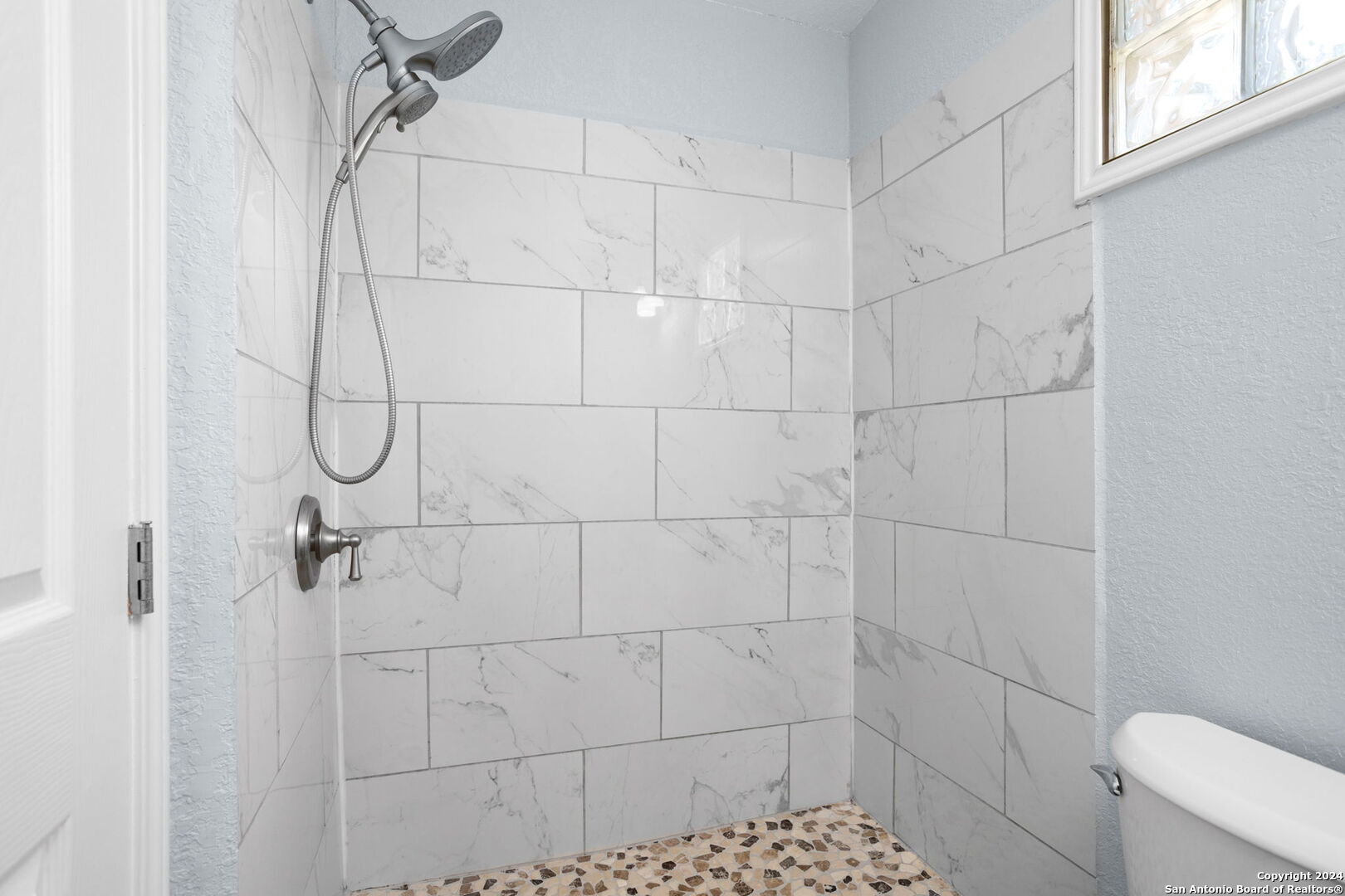 113 Vista Road San Antonio, TX 78210 - Photo 11 of 17 a bathroom with a shower