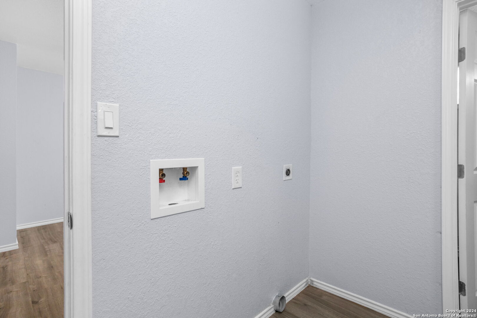 113 Vista Road San Antonio, TX 78210 - Photo 14 of 17 a view of a small space with window