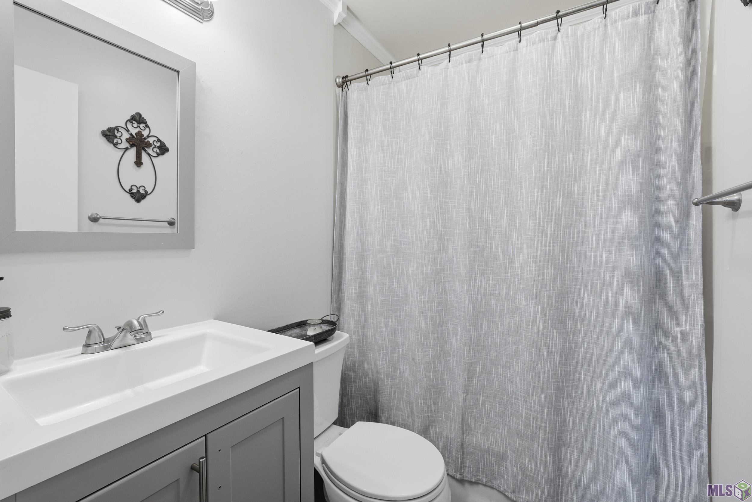 202 Hebert Street Berwick, LA 70342 - Photo 2 of 14 Hall Bathroom