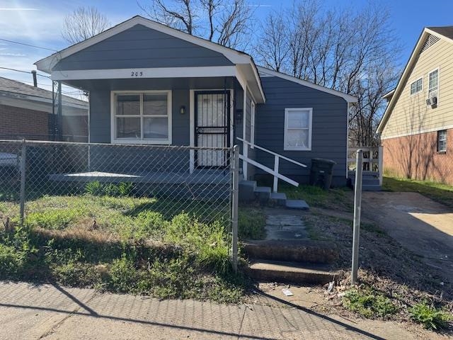 205 Reno Avenue Memphis, TN 38107 - Photo 2 of 17 View of front facade with a porch and a fenced front yard