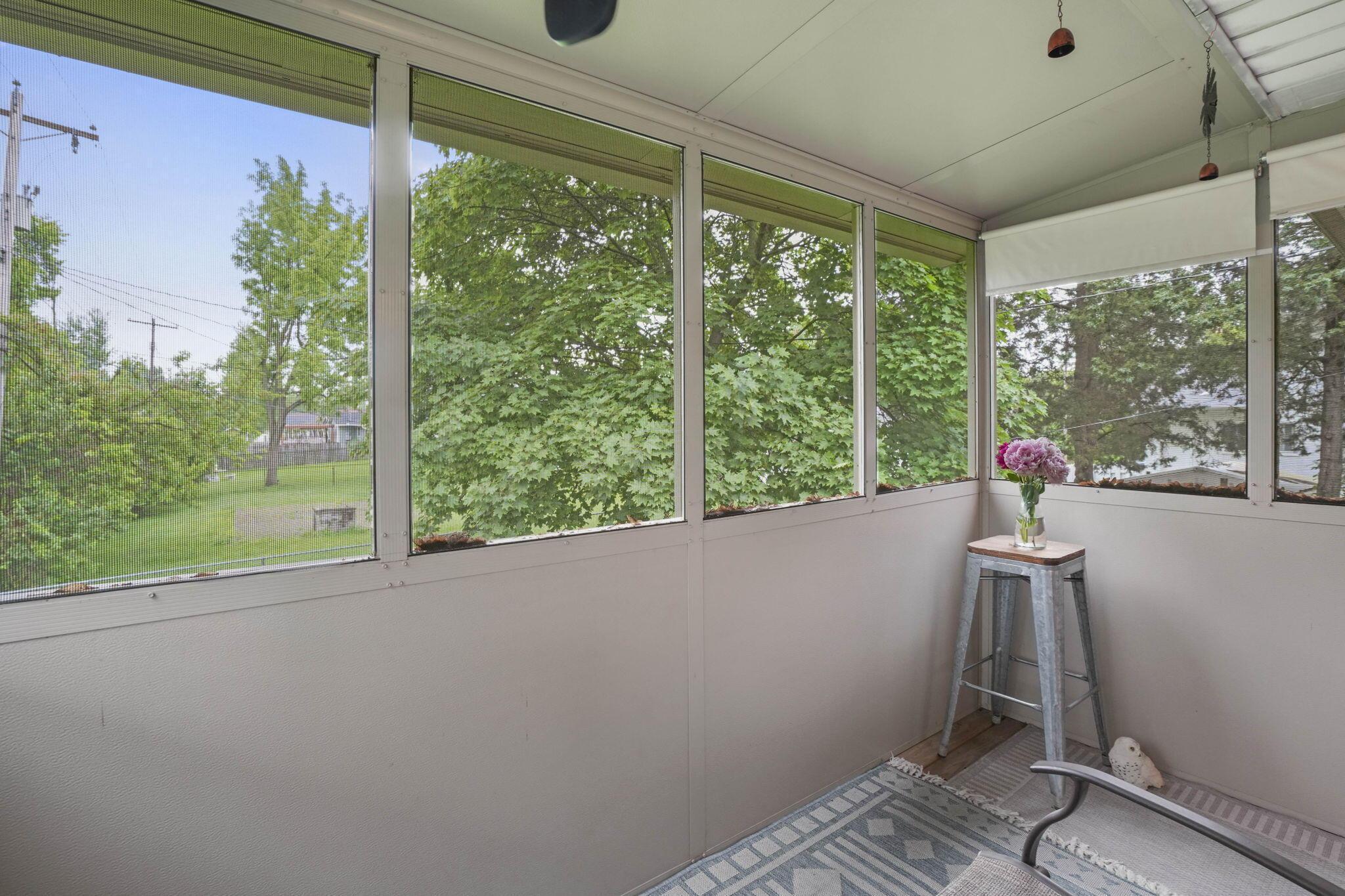 1325 Sunbury Road Columbus, OH 43219 - Photo 23 of 35 3 season room