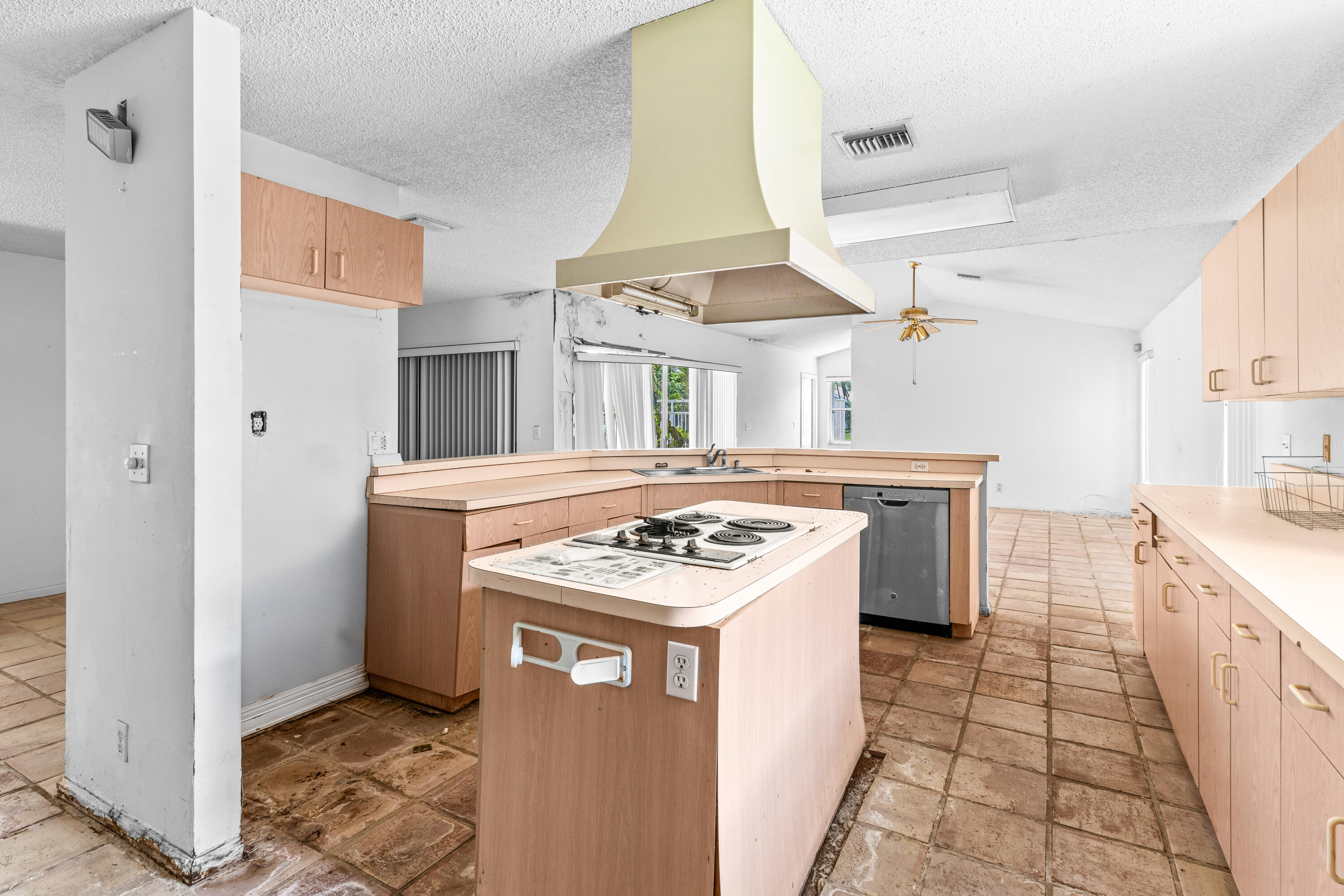 8885 Spring Valley Drive Boynton Beach, FL 33472 - Photo 13 of 38 KITCHEN