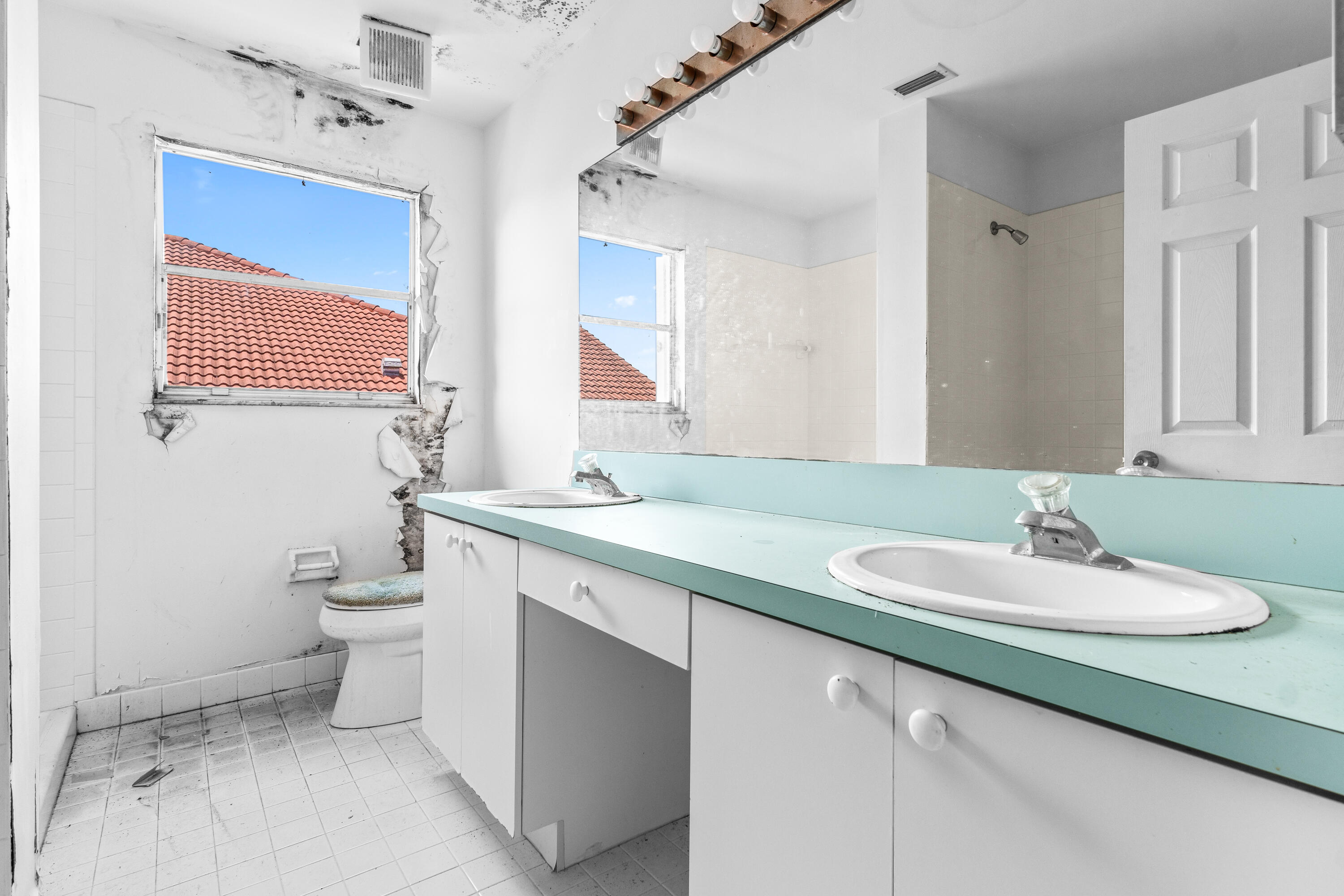 8885 Spring Valley Drive Boynton Beach, FL 33472 - Photo 17 of 38 BATHROOM