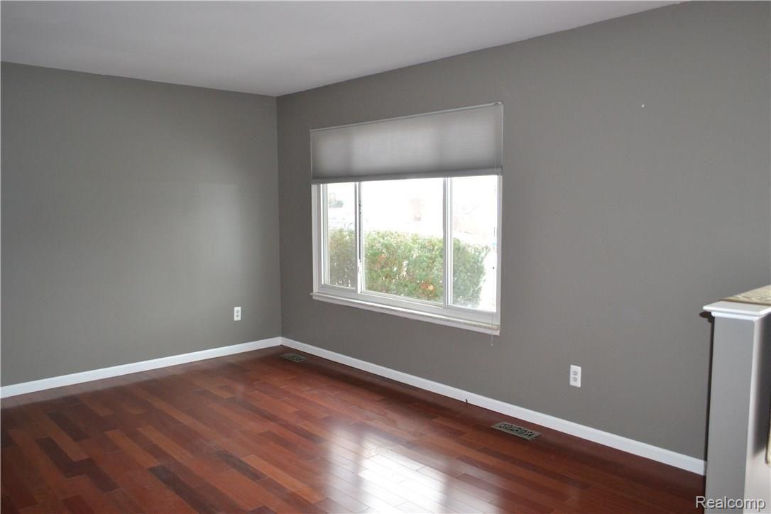 971 Brighton Lake Road Brighton, MI 48116 - Photo 8 of 21 living room