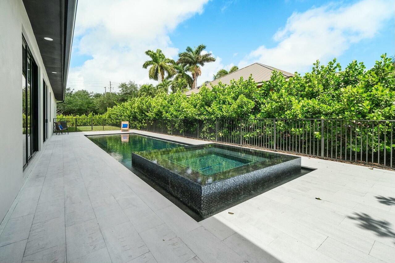 751 Pelican Way North Palm Beach, FL 33408 - Photo 9 of 39 a view of a jacuzzi