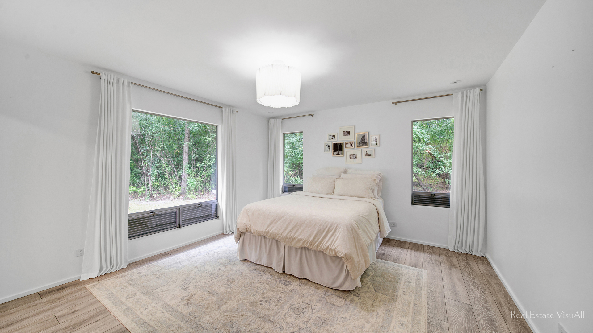 2610 Ridge Road Highland Park, IL 60035 - Photo 15 of 32 a bedroom with a large bed and a window