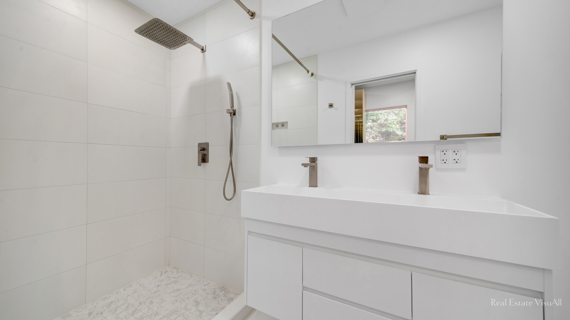 2610 Ridge Road Highland Park, IL 60035 - Photo 18 of 32 a bathroom with a sink and a mirror