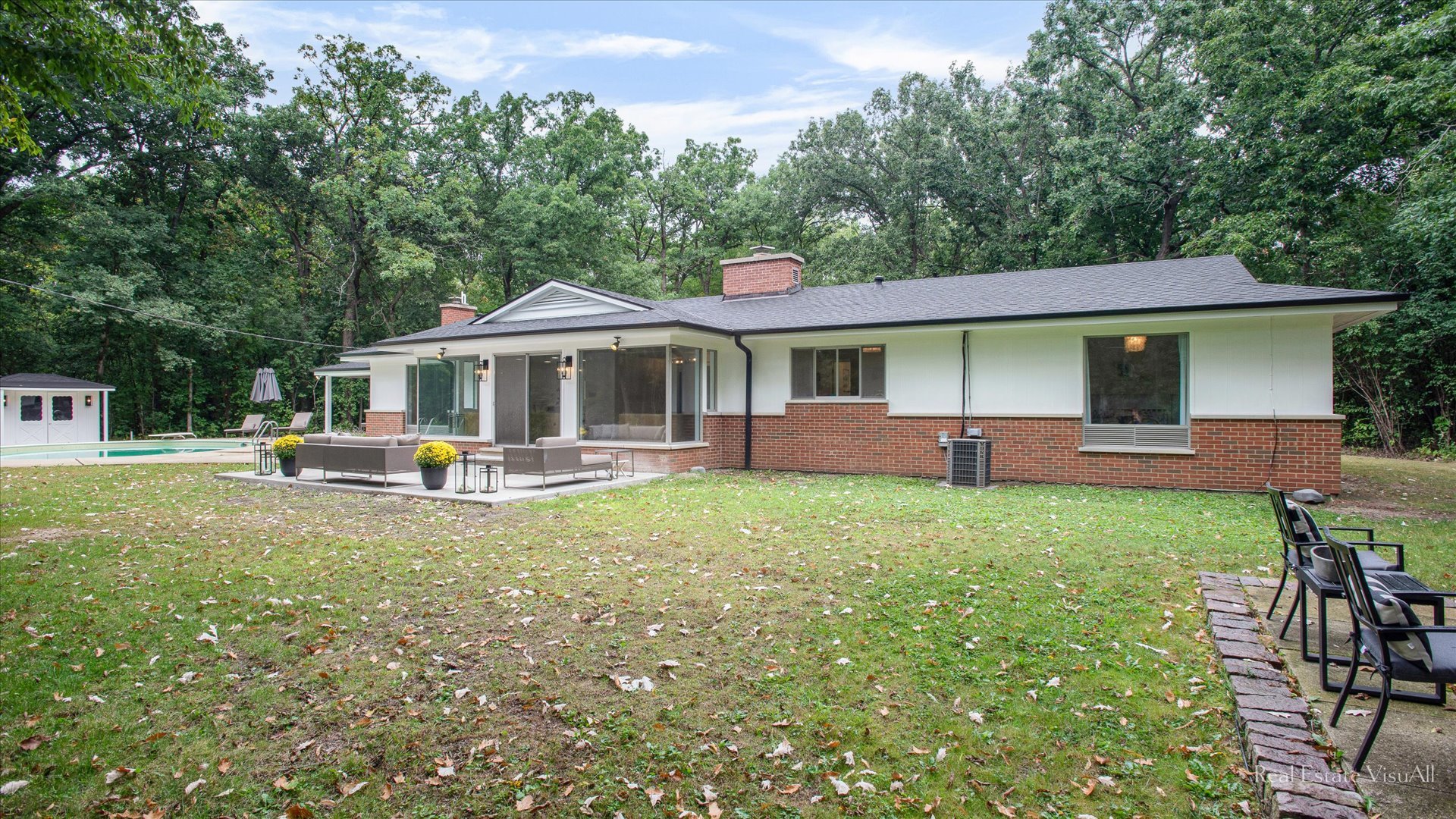 2610 Ridge Road Highland Park, IL 60035 - Photo 30 of 32 a front view of a house with garden