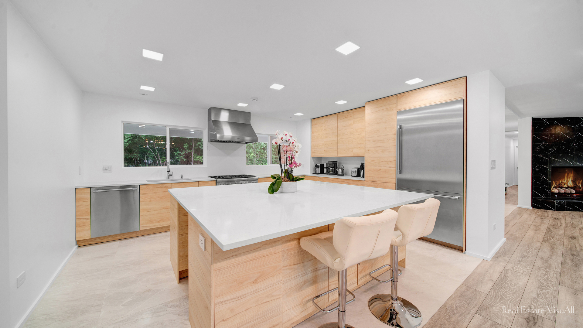 2610 Ridge Road Highland Park, IL 60035 - Photo 9 of 32 a large kitchen with a table and chairs in it