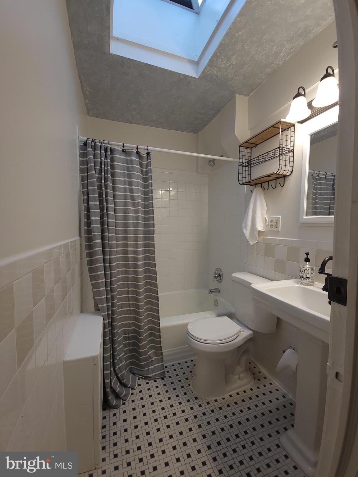 3660 Greenvale Road Baltimore, MD 21229 - Photo 11 of 20 Full Bath with Sky Light