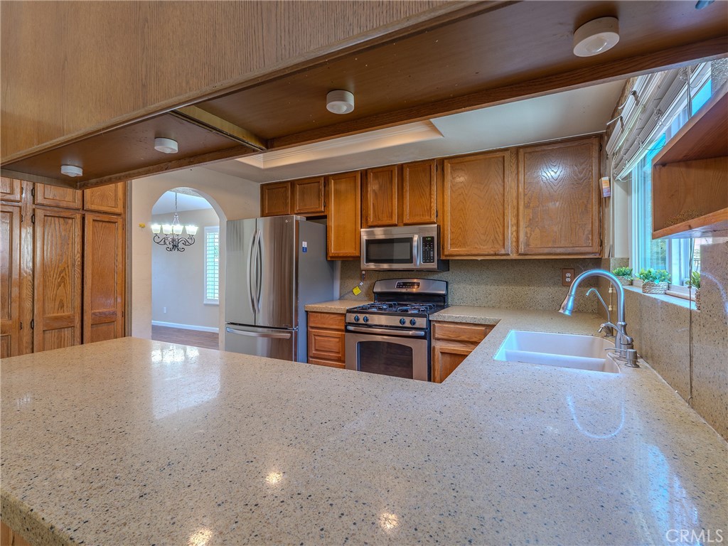 1302 Via Vista Riverside, CA 92506 - Photo 9 of 29 Dine-in peninsula with undercabinet lighting