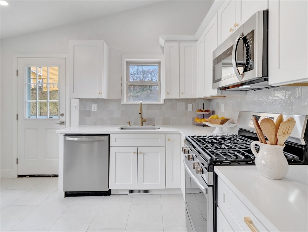 187 Colburn Street, Unit 187 Dedham, MA 02026 - Photo 6 of 27