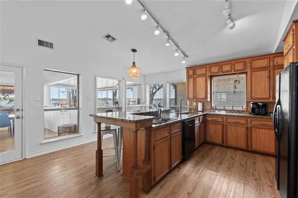 $675,000 | 203 Oak Acrs Drive East, Malakoff, TX 75148