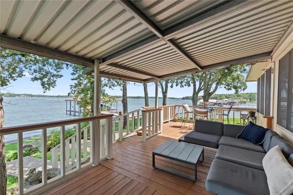 $675,000 | 203 Oak Acrs Drive East, Malakoff, TX 75148