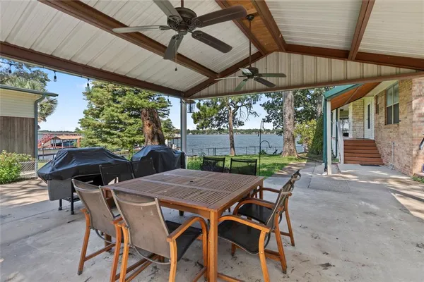 $675,000 | 203 Oak Acrs Drive East, Malakoff, TX 75148