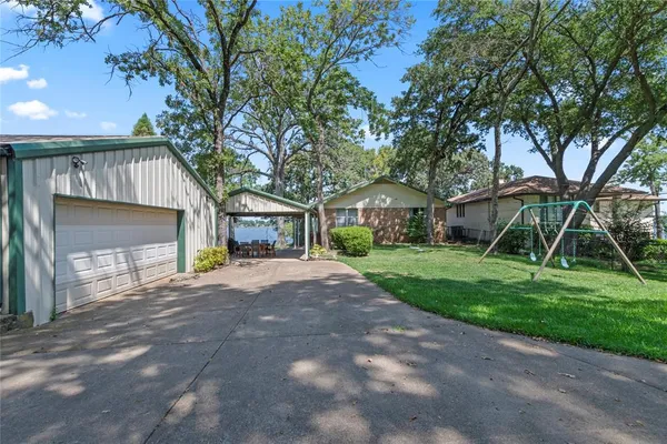 $675,000 | 203 Oak Acrs Drive East, Malakoff, TX 75148