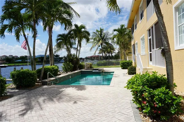 a view of a backyard