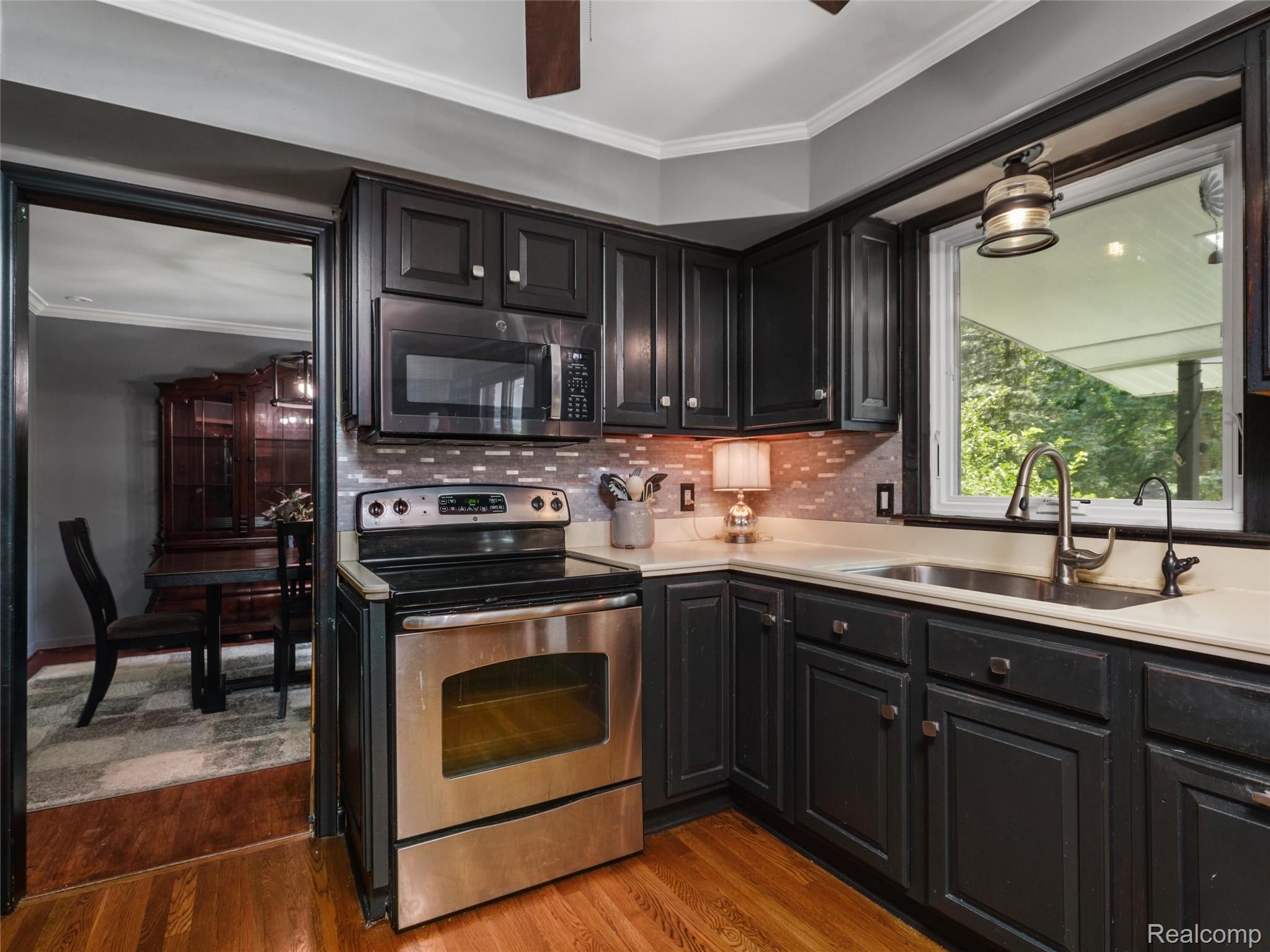 2143 Avoncrest Drive Rochester, MI 48309 - Photo 13 of 44 Stainless steel appliances