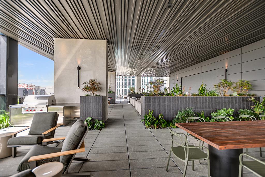 610 Davis Street, Unit 5006 Austin, TX 78701 - Photo 24 of 40 a view of a patio with plants and chairs
