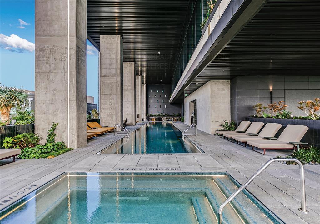 610 Davis Street, Unit 5006 Austin, TX 78701 - Photo 25 of 40 a view of a balcony with chairs
