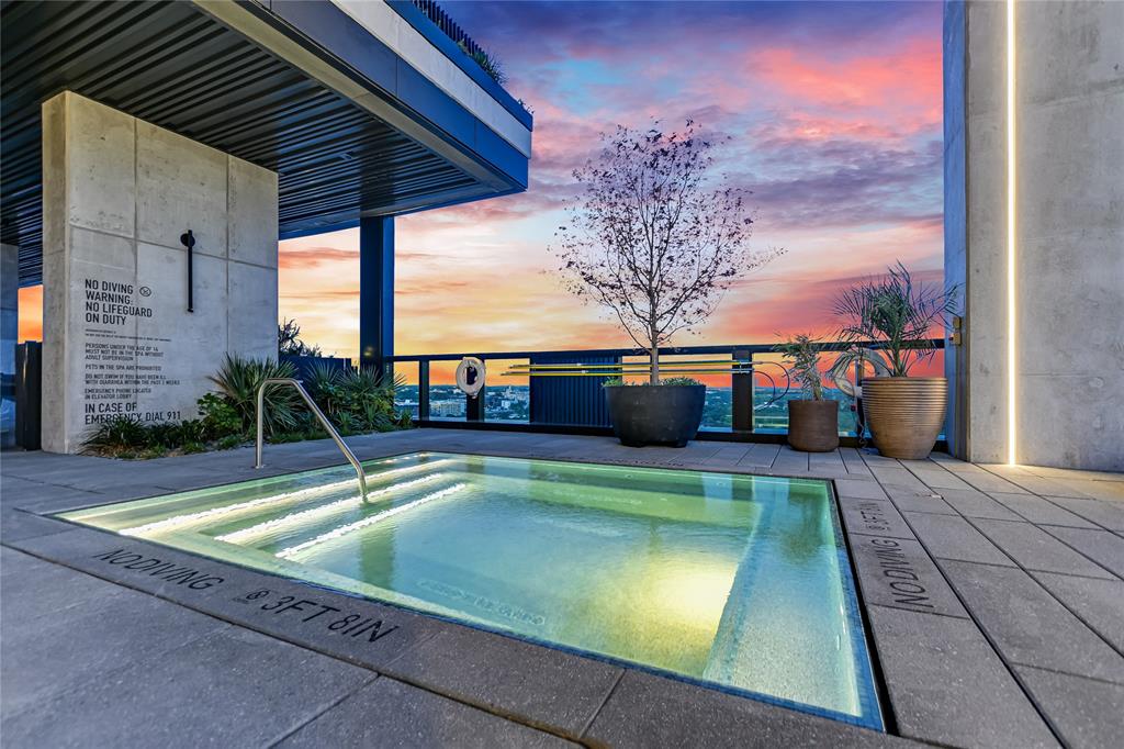 610 Davis Street, Unit 5006 Austin, TX 78701 - Photo 26 of 40 a view of a indoor swimming pool