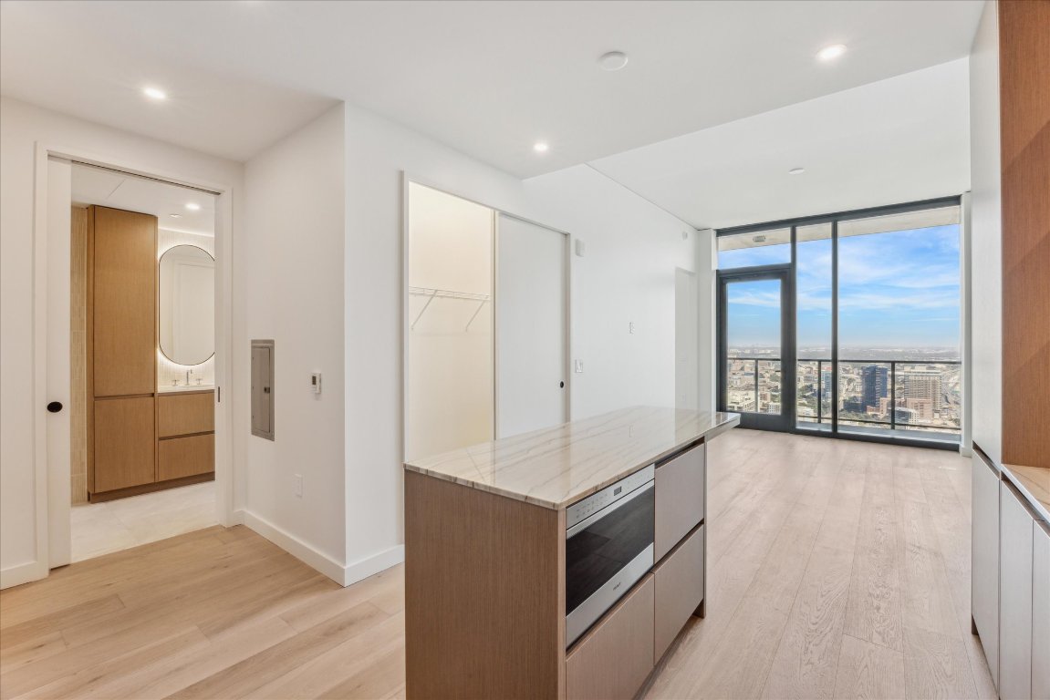 610 Davis Street, Unit 5006 Austin, TX 78701 - Photo 40 of 40 a view of an empty room and window
