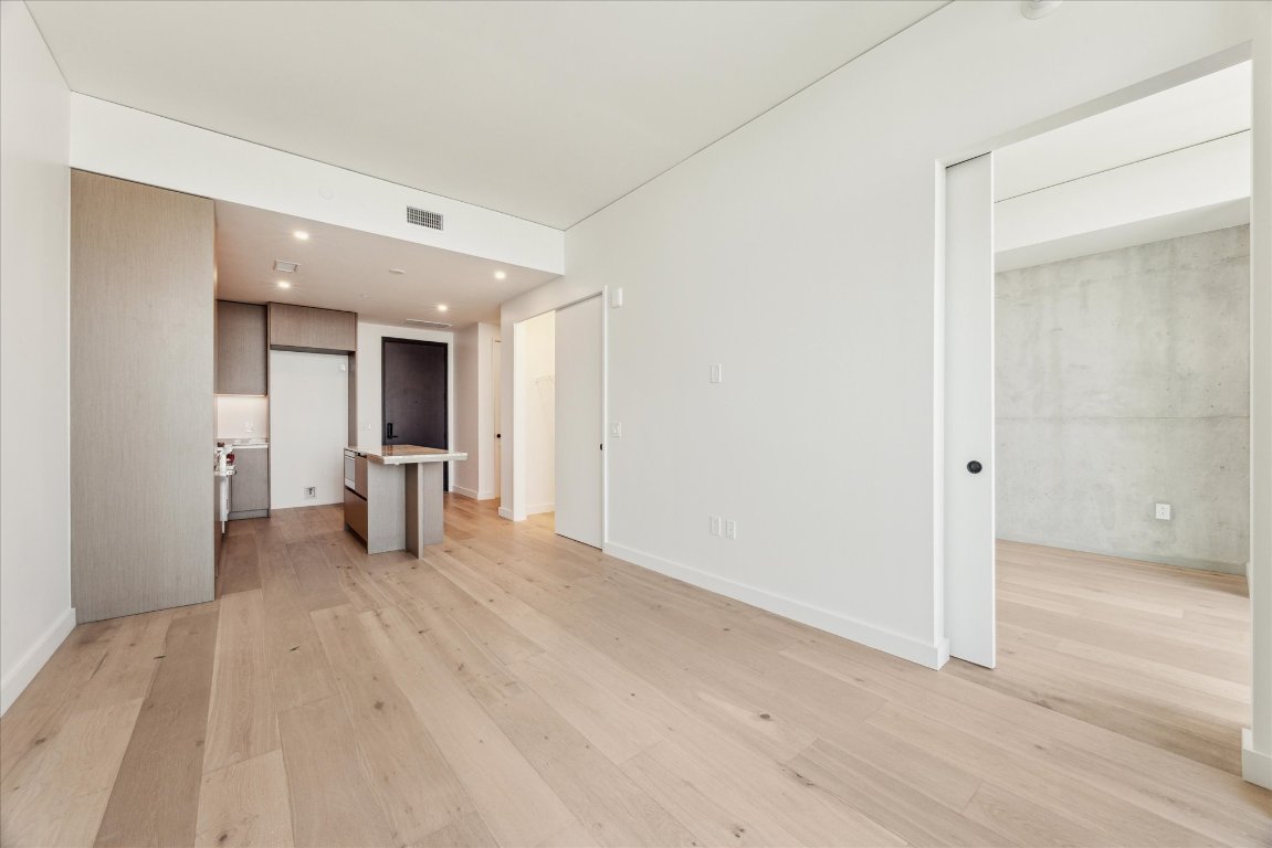 610 Davis Street, Unit 5006 Austin, TX 78701 - Photo 5 of 40 a view of a livingroom with a flat screen tv